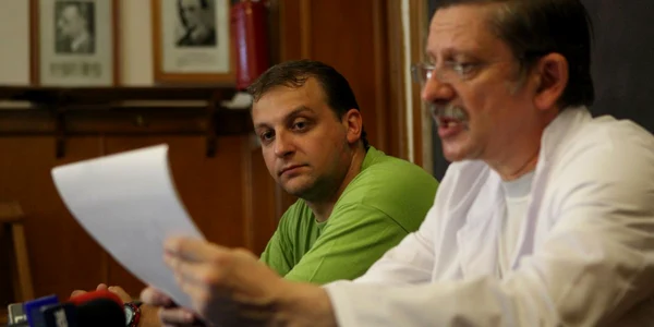 Liviu Nichiforel, tatăl copilului, şi Mircea Onofriescu, managerul Maternităţii "Cuza Vodă"