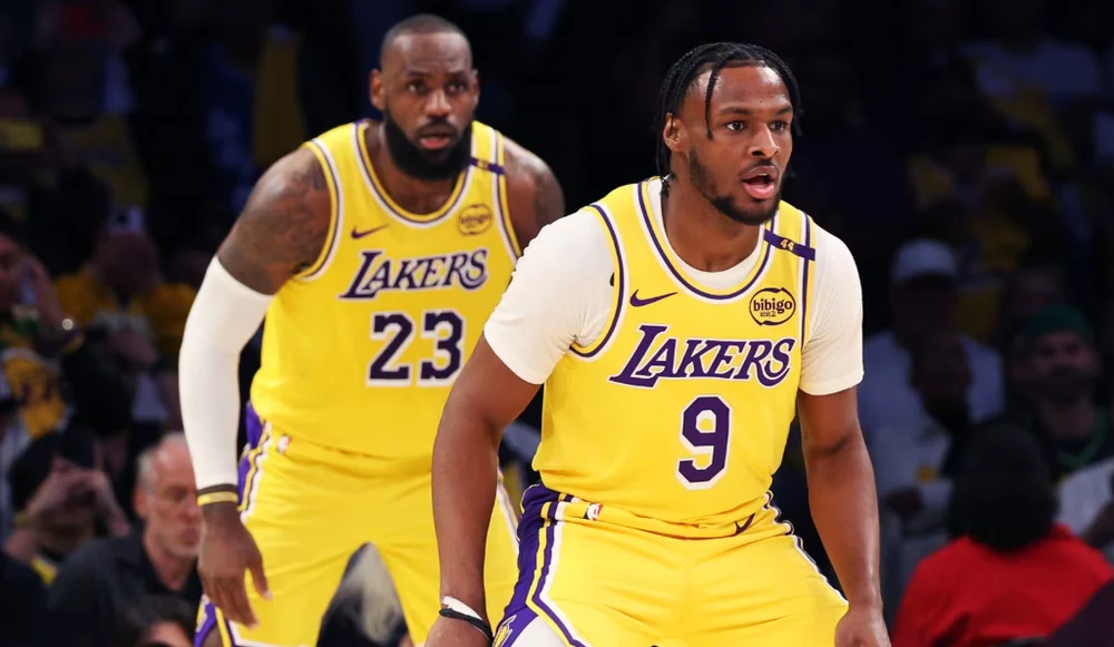 Moment unic tată-fiu. Lebron și Bronny James au intrat în istoria baschetului, împărțind terenul pentru prima dată: „Cel mai nebunesc lucru care s-a întâmplat!”