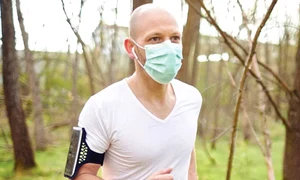 jogger cu masca pe fata jpeg