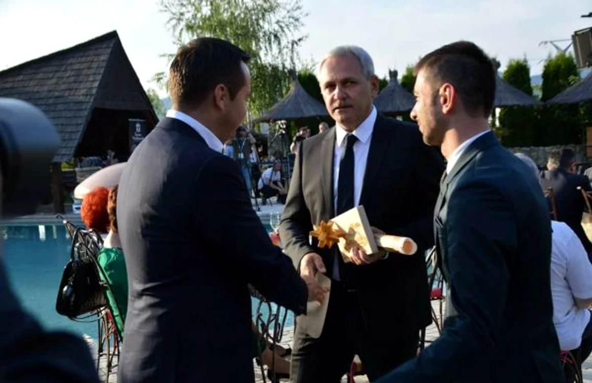 Liviu Dragnea alături de primarul Cătălin Cherecheş şi social-democratul Gabriel Zetea la primirea distincţiei. FOTO: Consiliul Judeţean Maramureş
