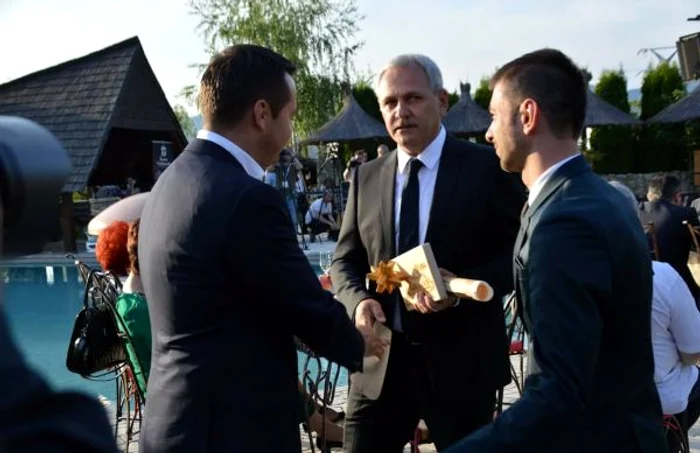 Liviu Dragnea alături de primarul Cătălin Cherecheş şi social-democratul Gabriel Zetea la primirea distincţiei. FOTO: Consiliul Judeţean Maramureş