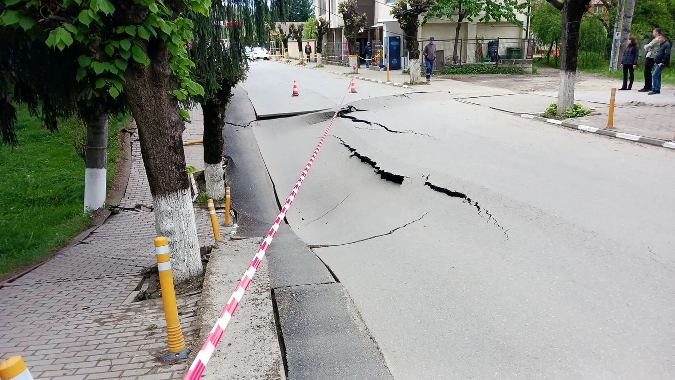 Stradă surpată în Slănic Prahova. FOTO: IGSU