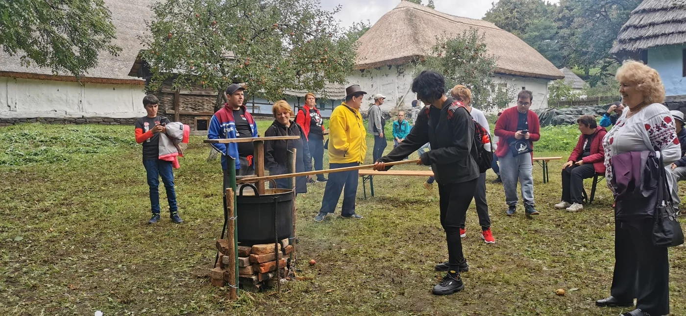 Copiii au ajutat la prepararea magiunului   FOTO Angela Sabău