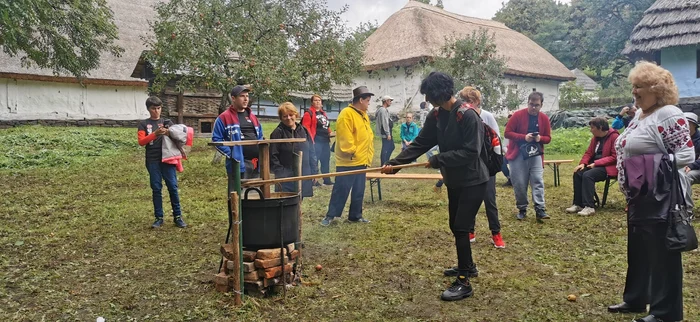 Copiii au ajutat la prepararea magiunului   FOTO Angela Sabău