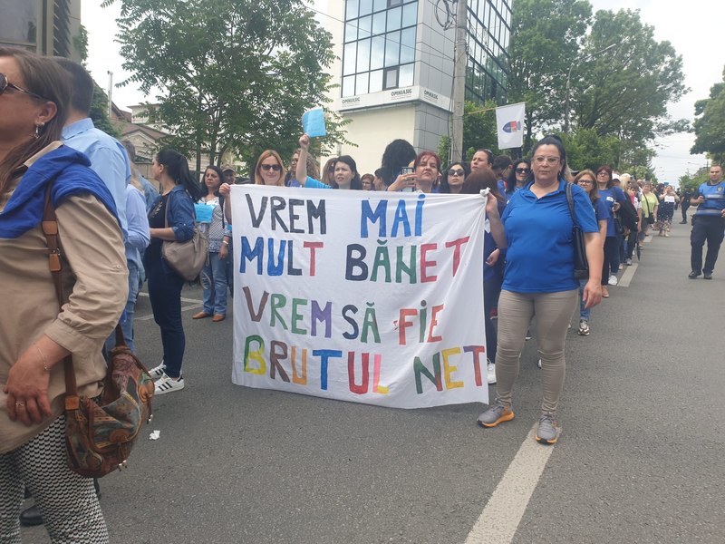 Marșul Demnității, la Pitești: „Vrem mai mult bănet, vrem să fie brutul net!“. Profesorii le-au dat note politicienilor VIDEO 