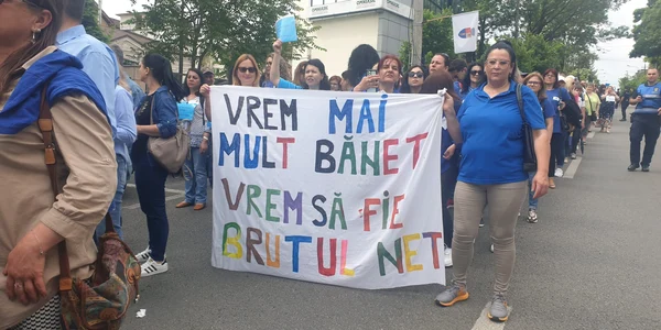 profesorii cer mai multi bani jpg