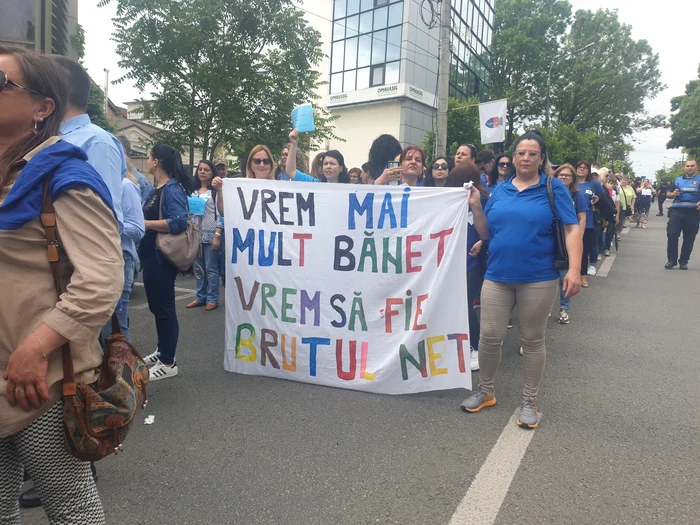 Protest amplu al profesorilor la Pitești Foto: Alex Vlaicu