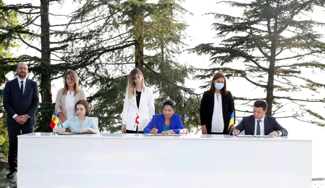 Preşedintele Republicii Moldova, Maia Sandu; preşedintele Georgiei, Salome Zourabichvili; preşedintele Ucrainei, Volodymyr Zelenskyy.
