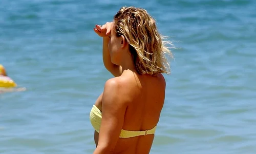Exclusive    Kate Hudson Shows Off Her Bikini Body In Hawaii jpeg
