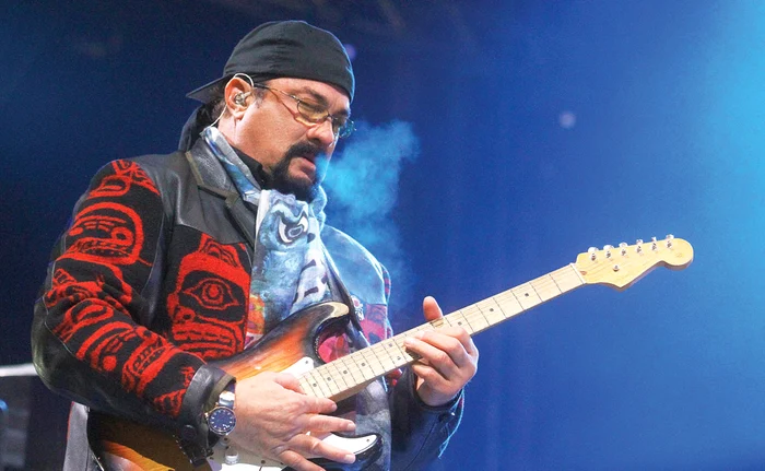 
    După miezul  nopţii şi-a salutat  admiratorii  fluturând mâinile  îngheţateFoto: Guliver/Splashnews  