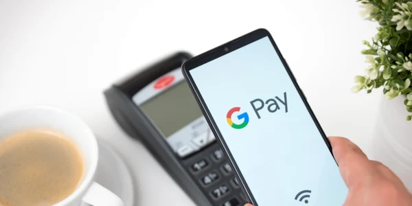 Aplicatie Google Pay cafea plata pos plata cu telefonul smartphone FOTO Shutterstock