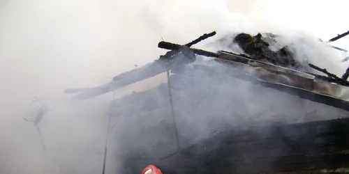 Pompierii au stins focul.Foto arhivă