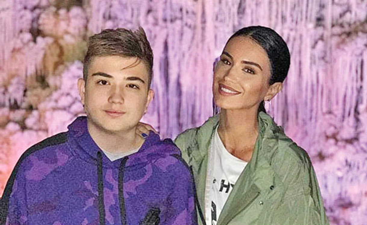 
    Geanina și băiatul ei fac împreună echitație  