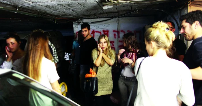 Locuitorii din Tel Aviv se ascund în buncăre FOTO: AFP