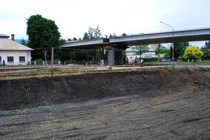 Construcţia pasajului a început în iunie 2012 şi trebuia să fie gata în iunie 2013. FOTO: IRINA RÎPAN