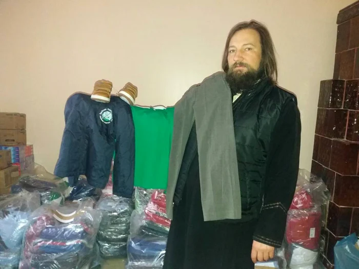 Preotul Dan Damaschin prezintă darurile pentru copiii sărmani FOTO Facebook/Dan Damaschin