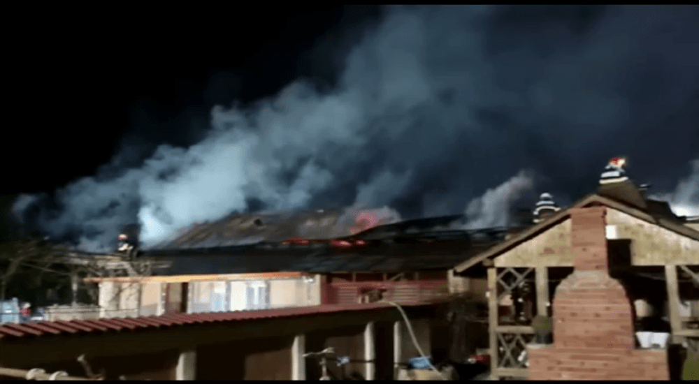 Incendiu de proporții în Olt, stins după trei ore de luptă cu flăcările. Două gospodării vecine au fost puternic afectate