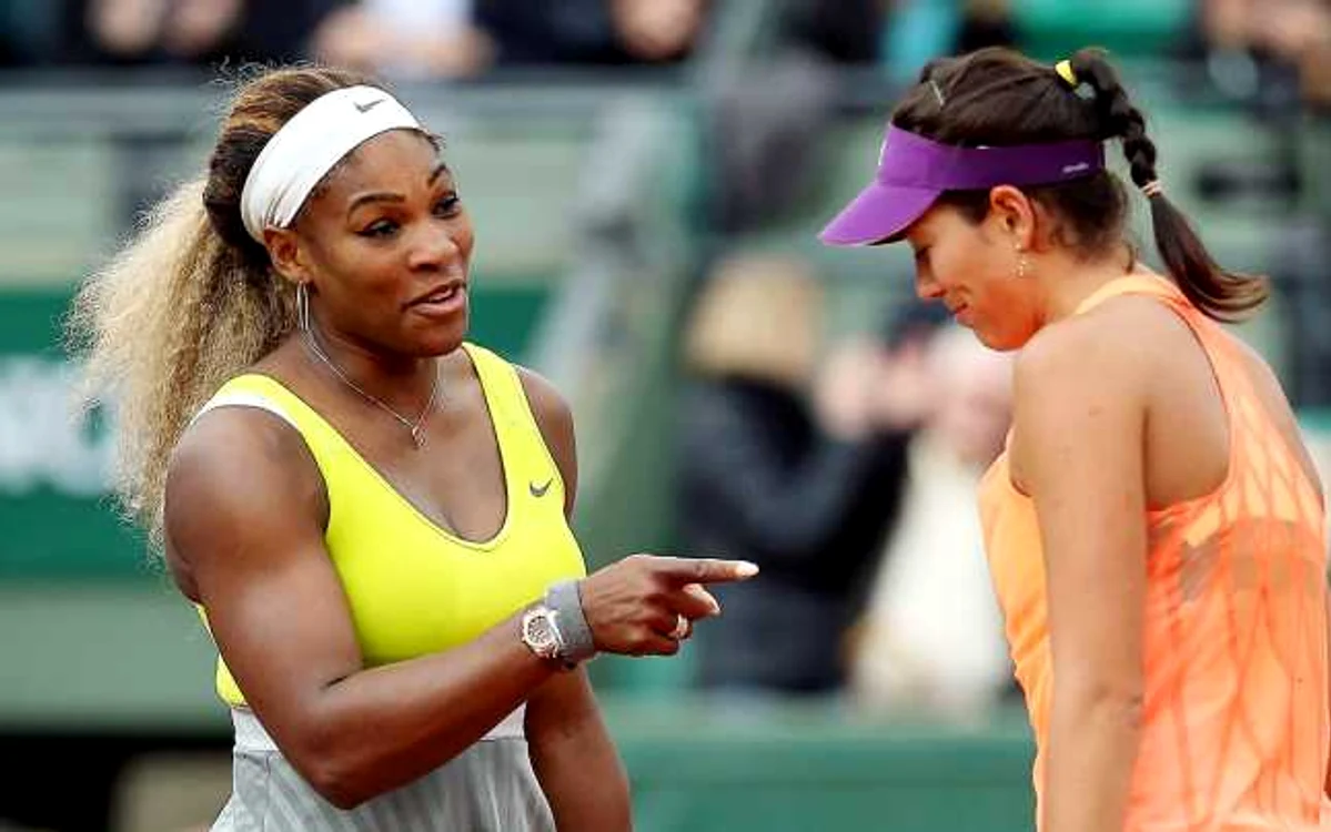 Muguruza (dreapta) a fost felicitată de Williams