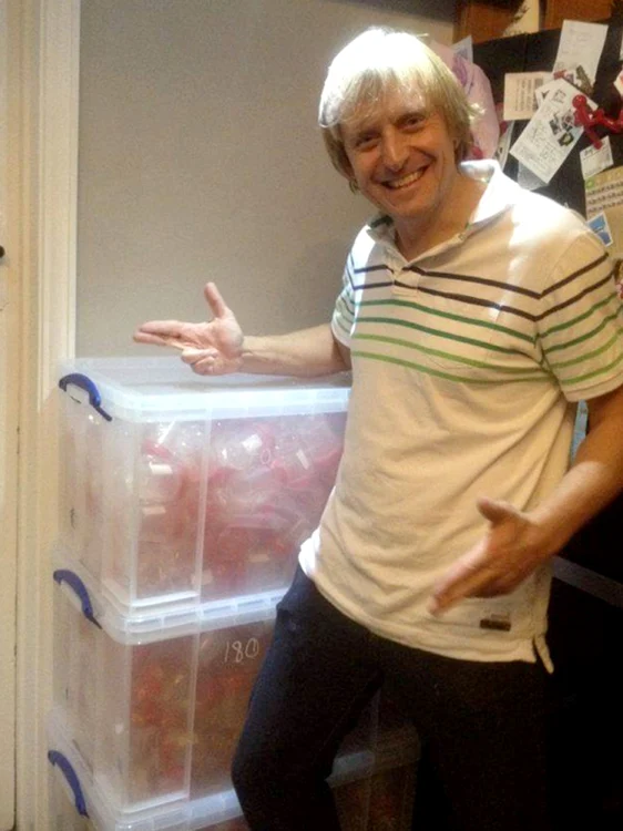 Simon spune că are cel puţin 800 de copii, dar numărul lor ar putea fi mult mai mare/FOTO Daily Mirror