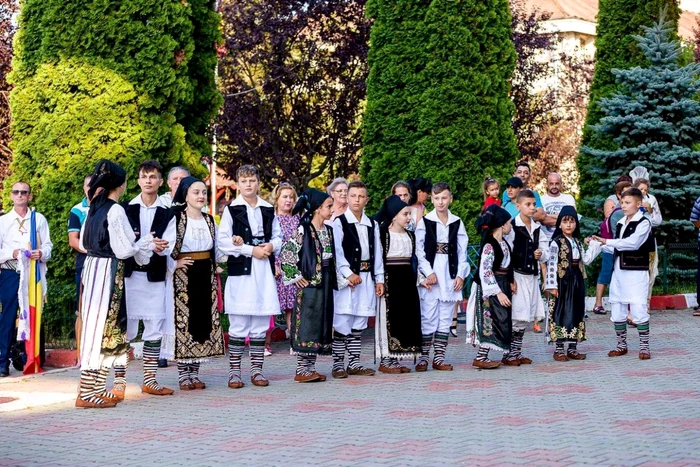 A început Festivalul - Concurs Naţional de Folclor ”Mioveni”. Parada portului popular românesc a făcut senzaţie