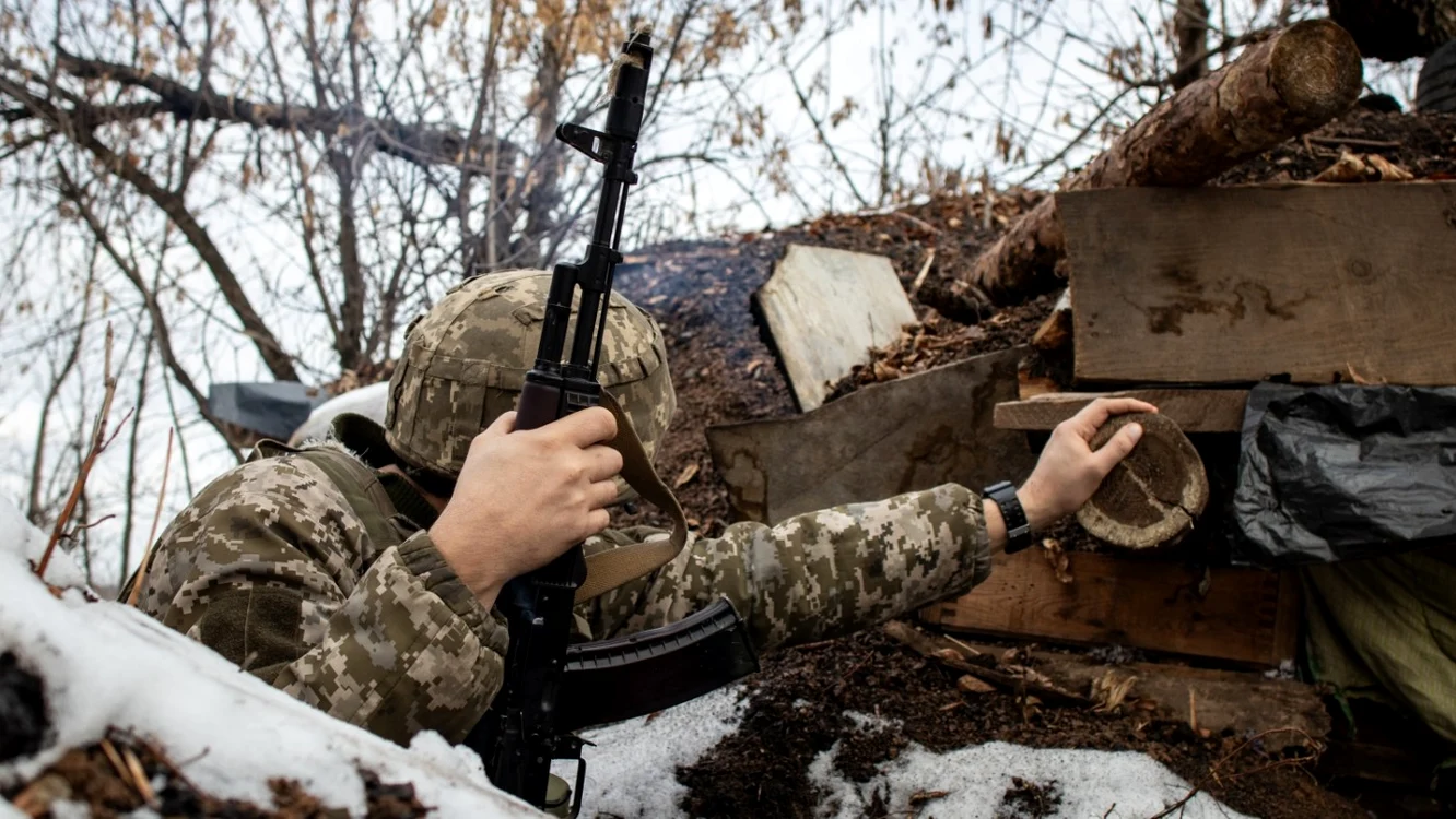 Soldat ucrainean pe linia frontului din Donbas 2019 FOTO SHUTTERSTOCK