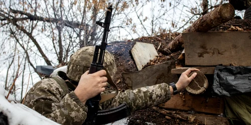 Soldat ucrainean pe linia frontului din Donbas 2019 FOTO SHUTTERSTOCK