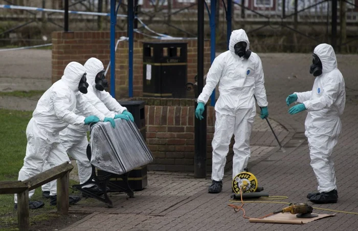 Ofiţeri ai armatei britanice în timp ce adună probe de la locul în care Serghei Skripal şi fiica sa Iulia au fost găsiţi suferind în urma expunerii la un agent neurotoxic in Salisbury, pe 4 martie 2018 Foto: EPA/EFE