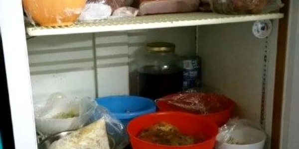 Mizeria era la ea acasă în frigiderul unui restaurant