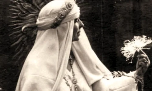 Umbra Reginei Maria la Cetatea Râşnovului jpeg