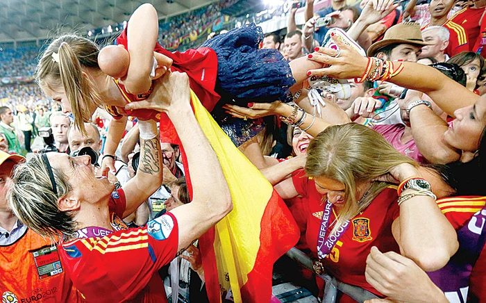 Imediat după finalul jocului, Torres a cerut familiei să-i dea fetiţa din tribună