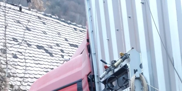 TIR intrat într-o casă pe Valea Oltului Foto Adevărul - credit Ruxanda Galut