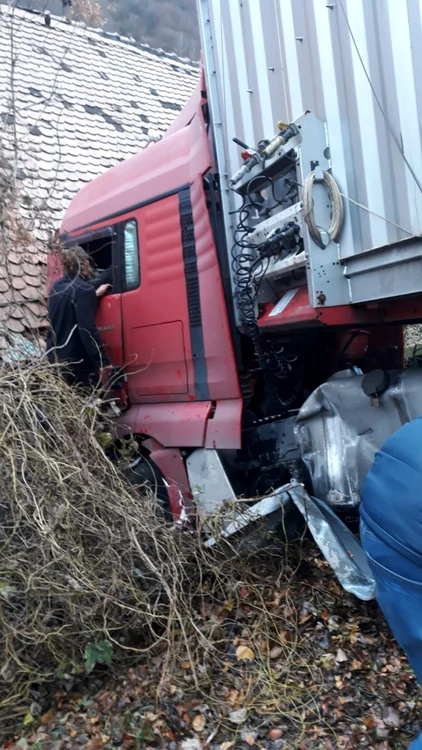 TIR intrat într-o casă pe Valea Oltului Foto Adevărul - credit Ruxanda Galut