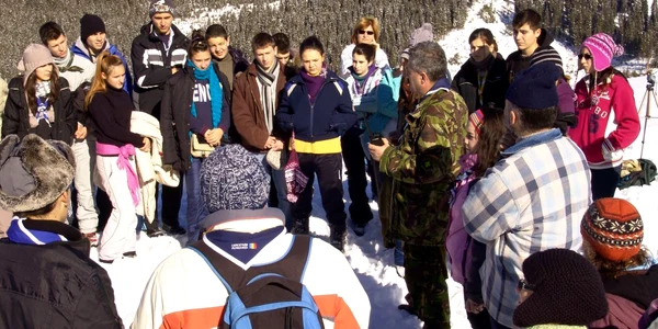 Viitorii cercetasi vor rosti rosti azi legamantul cercetasesc pe drumuri de munte