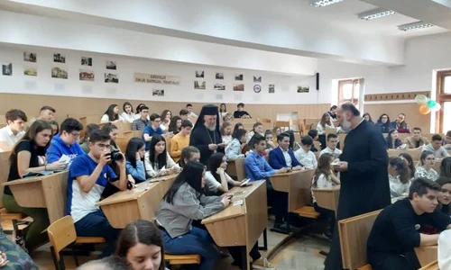 arhiepiscopul casian printre elevii de la colegiul murgoci foto daniel lare jpeg