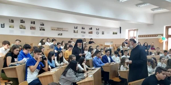 arhiepiscopul casian printre elevii de la colegiul murgoci foto daniel lare jpeg
