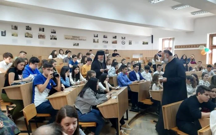 Arhiepiscopul Casian printre elevii de la Colegiul Murgoci FOTO Daniel Lare