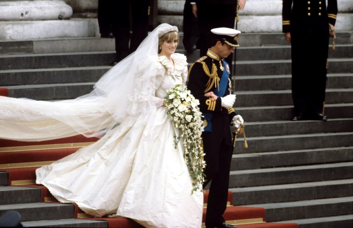 Prinţesa Diana a purtat în ziua nunţii o rochie suprbă (Foto: arhivă).