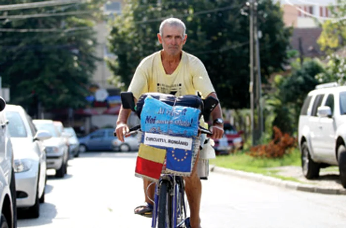 Timişoara: Un bătrân a ocolit ţara cu bicicleta