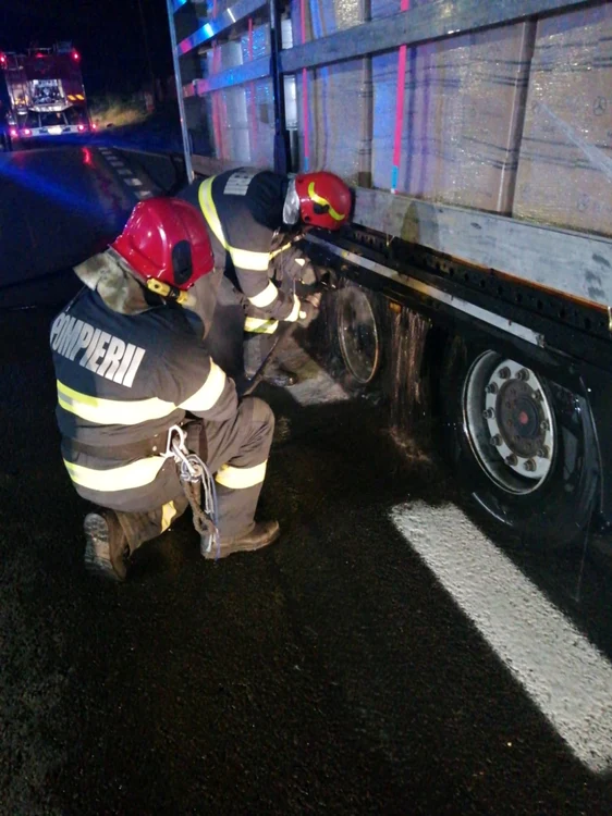 Explozie, în mers, la patru cauciucuri ale unui TIR încărcat cu zeci de tone de ulei de motor