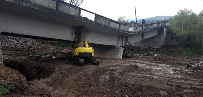 Un utilaj a săpat la baza podului înainte ca acesta să se prăbuşească. FOTO: H.N.