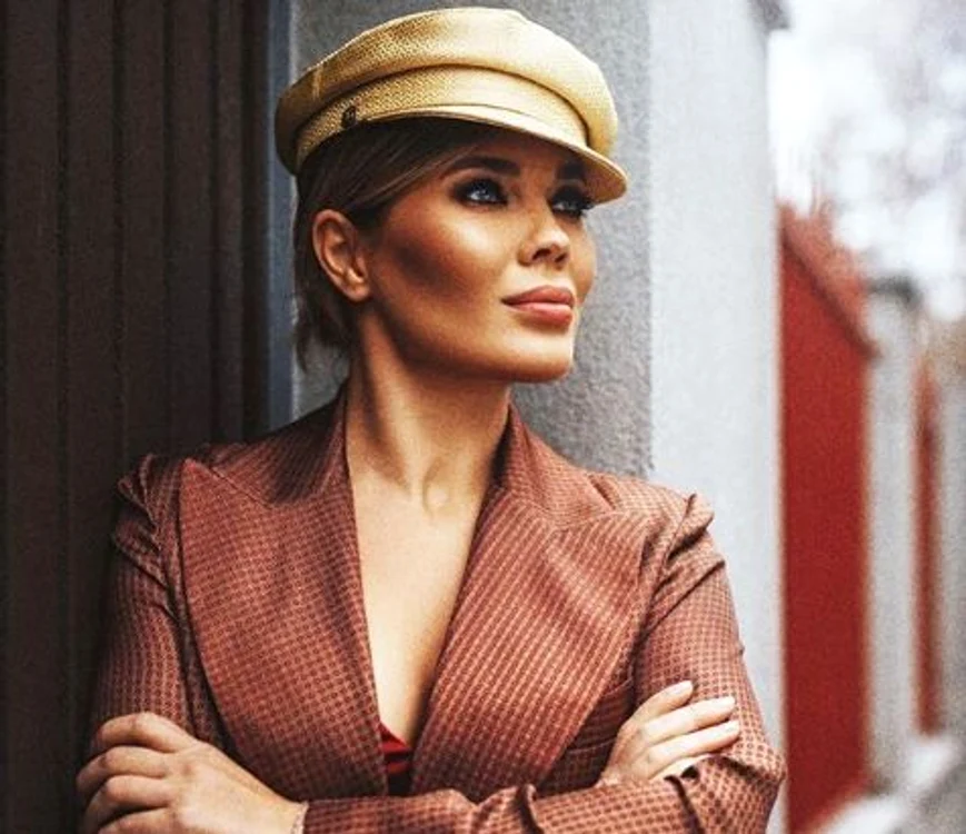 Gina Pistol, pe platourile de filmare ale serialului, alături de colegi Foto: Antena 1