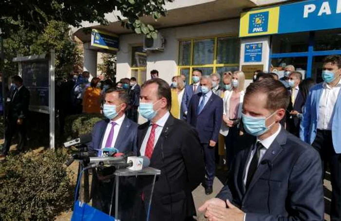 Ludovic Orban s-a aflat în turneu electoral în Vrancea FOTO: Ştefan Borcea