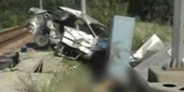 Maşina a fost târâtă 20 de metri de tren