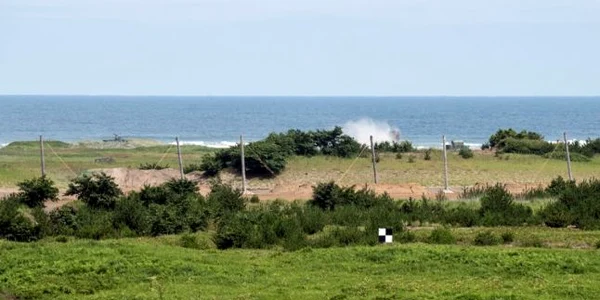 F16 american arunca o bomba falsa pe un teren privat din japonia