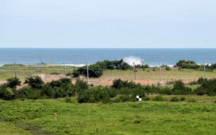 F16 american arunca o bomba falsa pe un teren privat din japonia