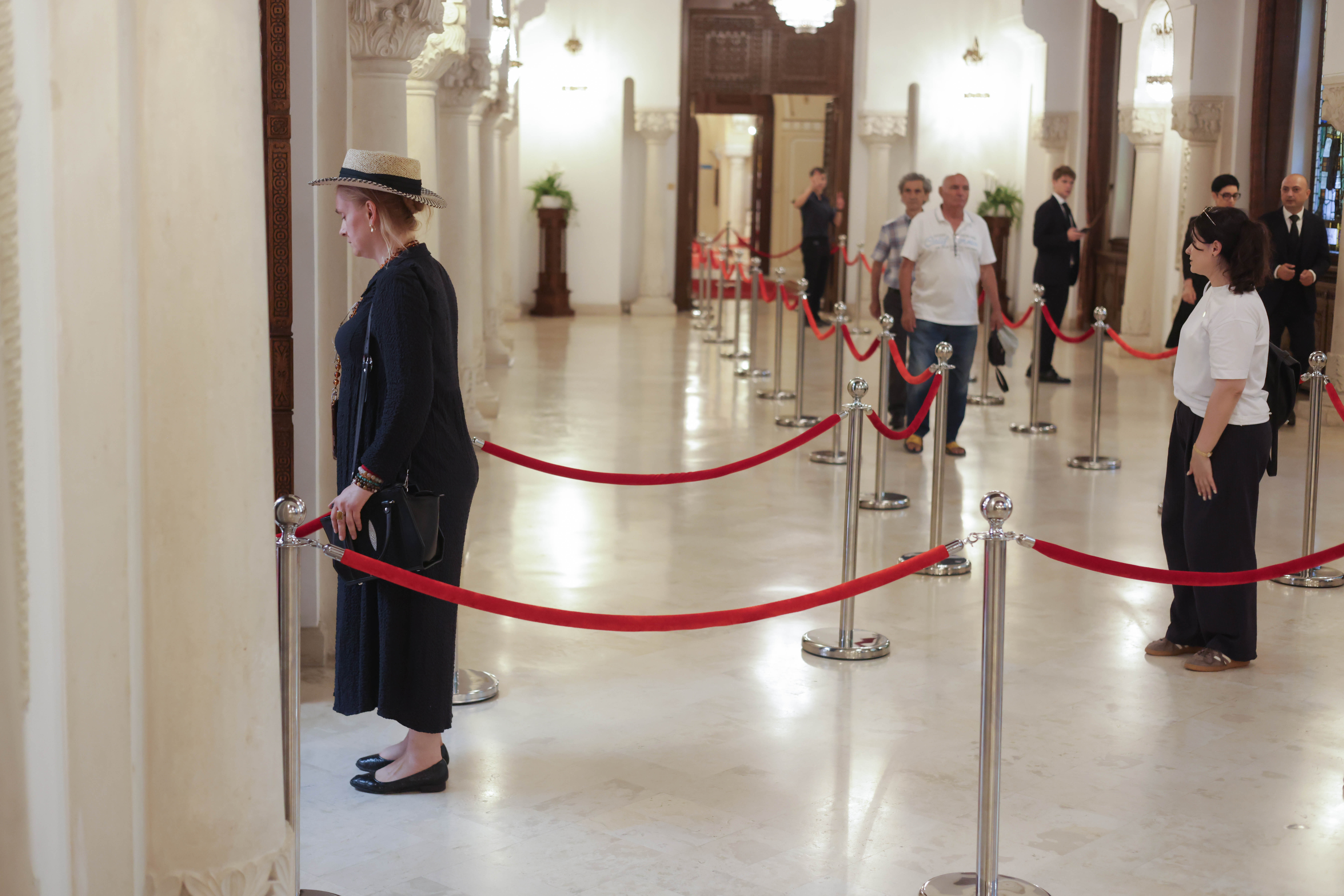 Oameni simpli aduc un ultim omagiu la sicriul cu trupul neînsuflețit al fostului președinte Ion Iliescu, în prima zi a funeraliilor de stat organizate în onoarea fostului șef de stat, la Palatul Cotroceni. FOTO Inquam Photos / George Călin