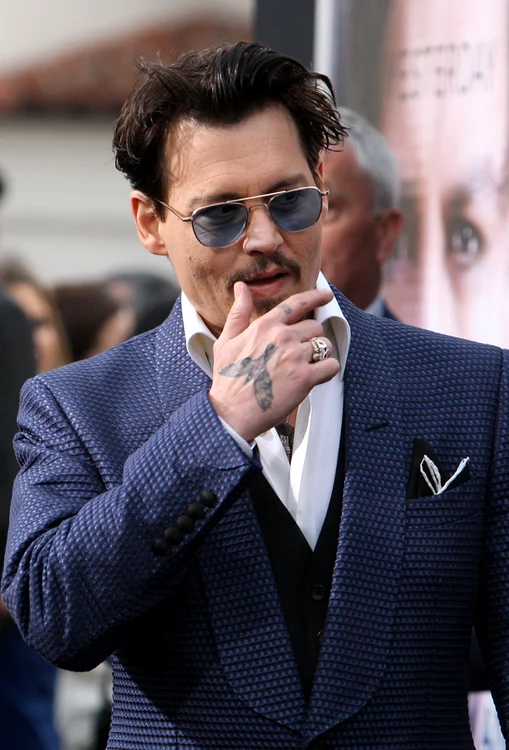 Fanele ar sta la rând să-l pipăie pe Depp. Una a fost mai norocoasă!