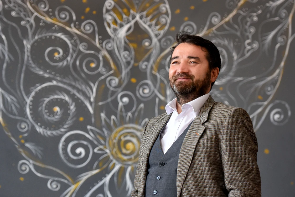 Daniel Petrule va pune în practică noi proiecte pentru școală FOTO proiectulmerito.ro