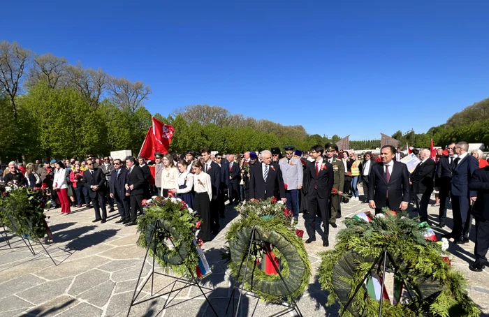 Depunere de flori la statuia unui soldat sovietic din Parcul Treptower FOTO: Ambasada Rusiei
