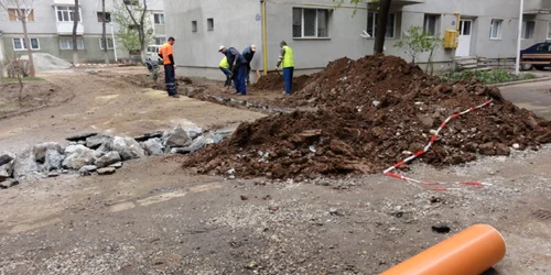 Până în vara anului viitor, 16 străzi din municipiu vor avea apă curată la robinete datorită noilor conducte ce vor fi amplasate în acest interval